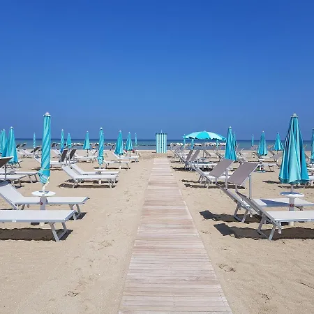 Hotel Paloma Front Chiringuitos Time